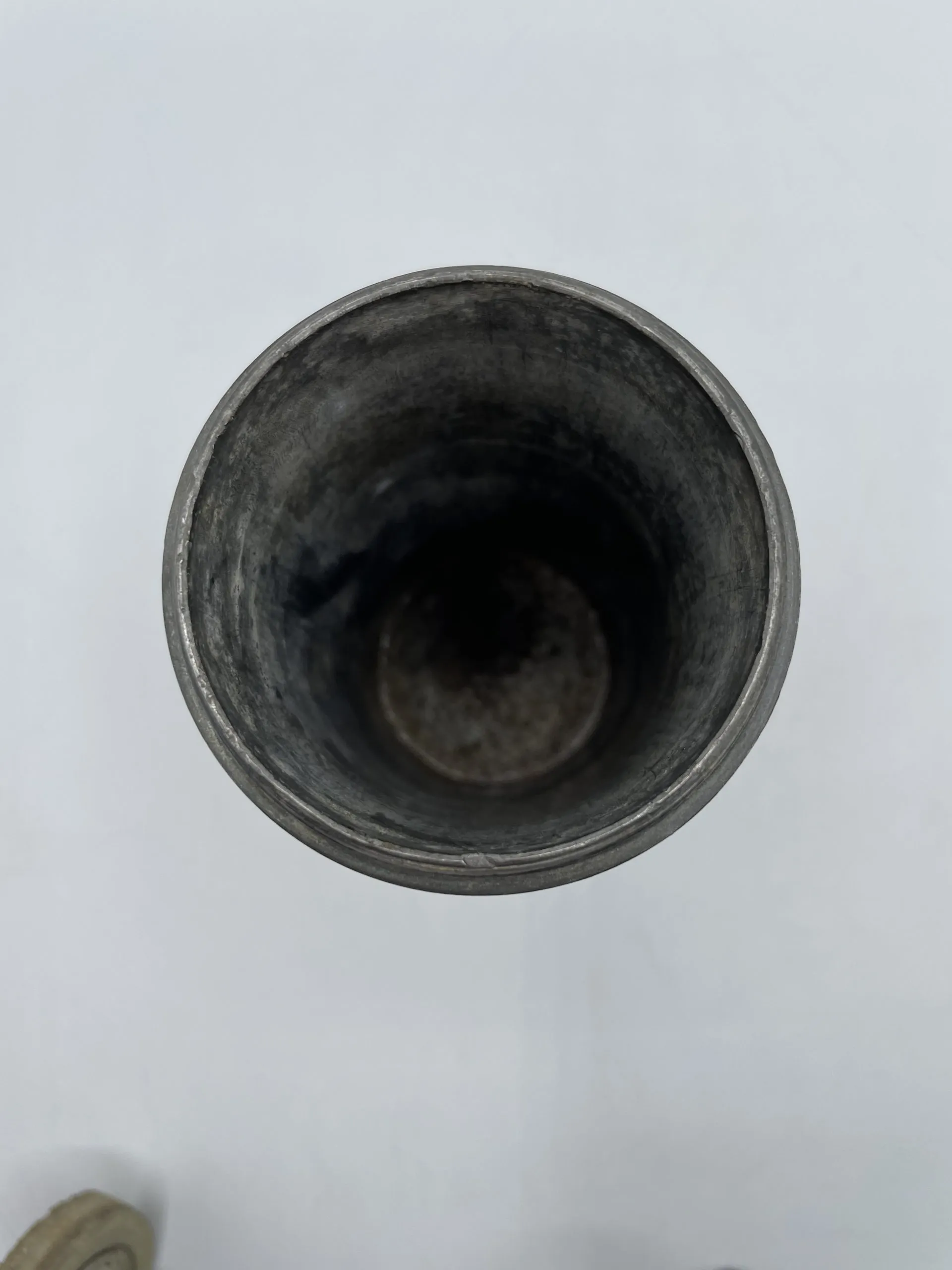 Petit vase de collection étain d'art Boule M Cachezal - Ressourcerie Histoires Sans Fin